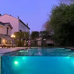 Les Ecuries De Rigny, De Gamme Avec Privatif Et Piscine Au Coeur D'un Jardin Arbore 4*