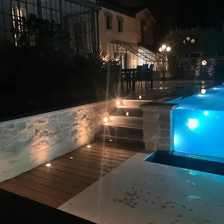 Alojamento de Acomodação e Pequeno-almoço Les Ecuries De Rigny, De Gamme Avec Jardin, Jacuzzi Et Piscine