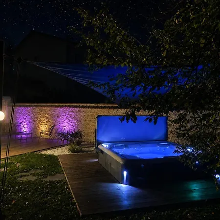 Les Ecuries De Rigny, De Gamme Avec Privatif Et Piscine Au Coeur D'un Jardin Arbore