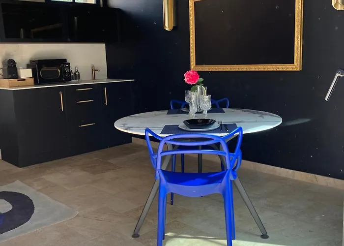 Les Ecuries De Rigny, De Gamme Avec Privatif Et Piscine Au Coeur D'un Jardin Arbore