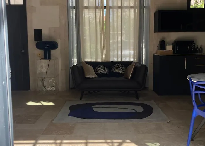 Les Ecuries De Rigny, De Gamme Avec Privatif Et Piscine Au Coeur D'un Jardin Arbore 4*