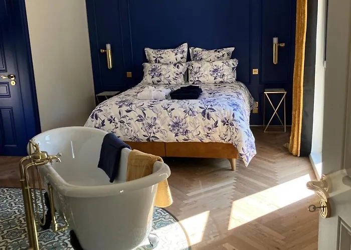 Les Ecuries De Rigny, De Gamme Avec Privatif Et Piscine Au Coeur D'un Jardin Arbore Bed and breakfast